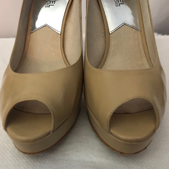 MICHAEL Michael Kors Nude/Tan Peep Toe Heel. Size 8 - Picture 6 of 8